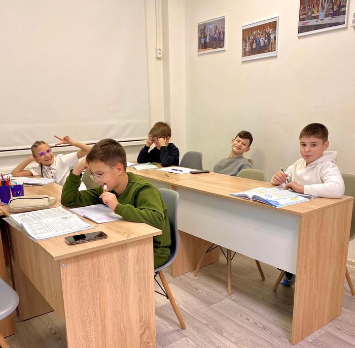 Ученики на занятии по математике в мини-группе