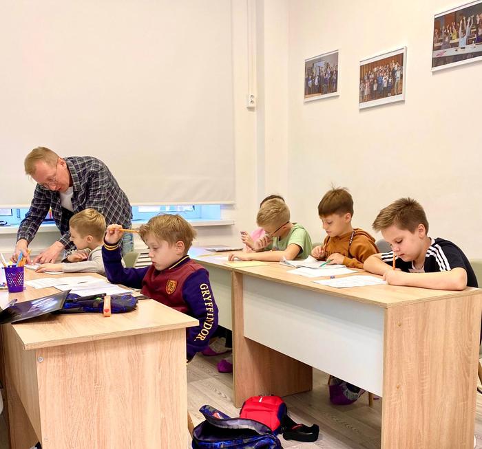 Педагог помогает ученикам разобрать задачу