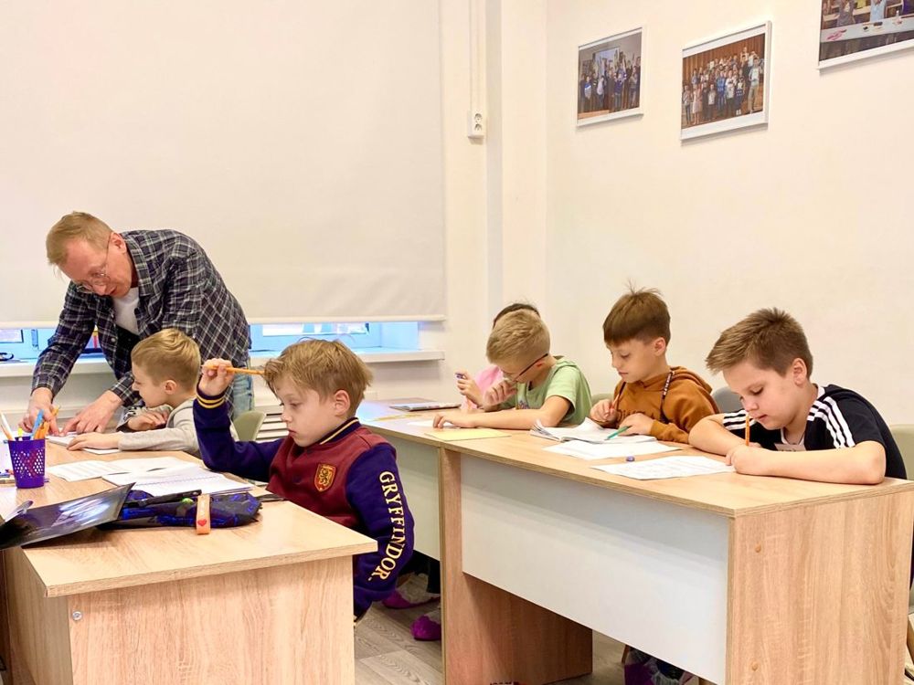 Педагог помогает ученикам разобрать задачу