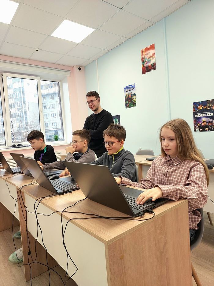 Мини-группа за ноутбуками с педагогом