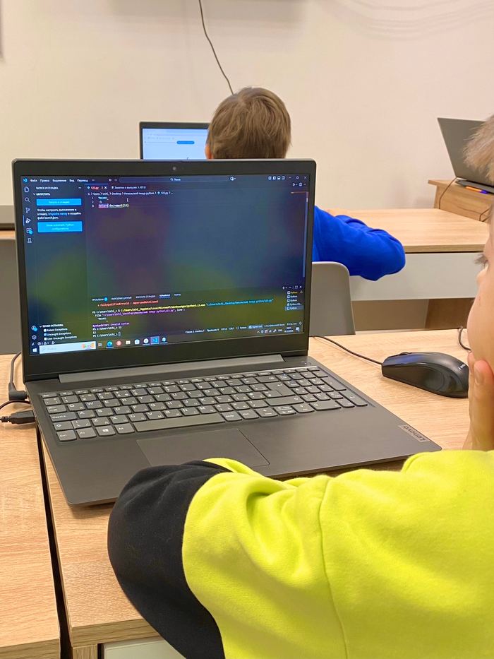 Ученик пишет код на Python
