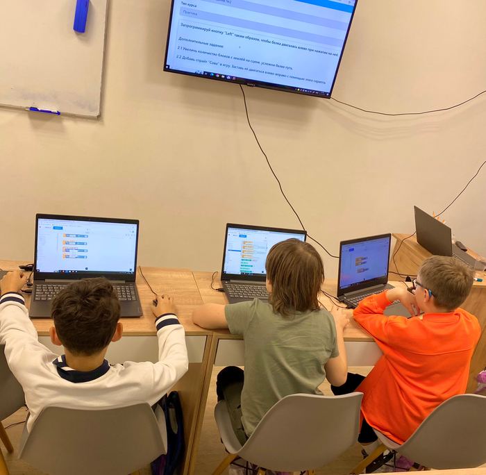 Ученики собирают игру в Scratch на занятии